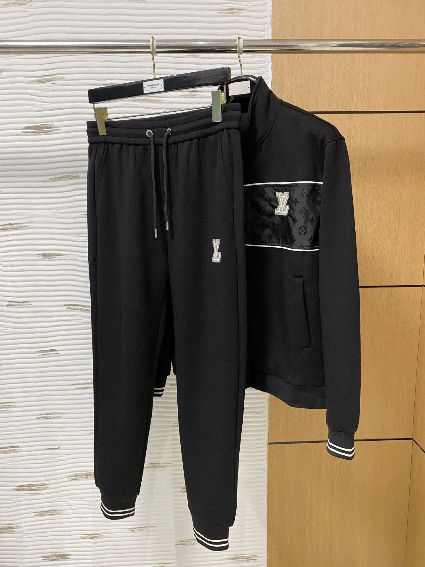 🅿️720 [LV Louis Vuitton] hot-selling suit is coming. Focus on the original version of the official website. 2025 new hot-selling cardigan and sweatshirt suit. The original order is the best. 🇭🇰The meticulous work of top designers. It has a fitting and perfect upper body effect. All-natural high-quality Tencel Roman cotton 100%, close-fitting comfort, noble and elegant! Original hardware embodies elegance and nobility! Counter size: M-3XL (maximum wear up to 190 pounds)